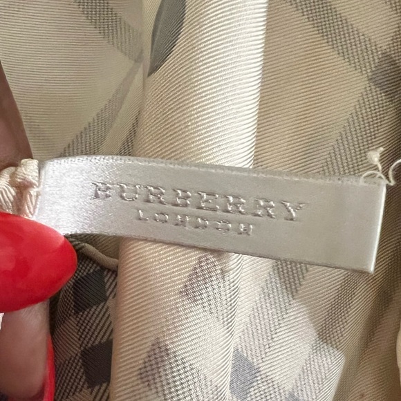 BURBERRY Scarf - Authentic - Picture 4 of 9